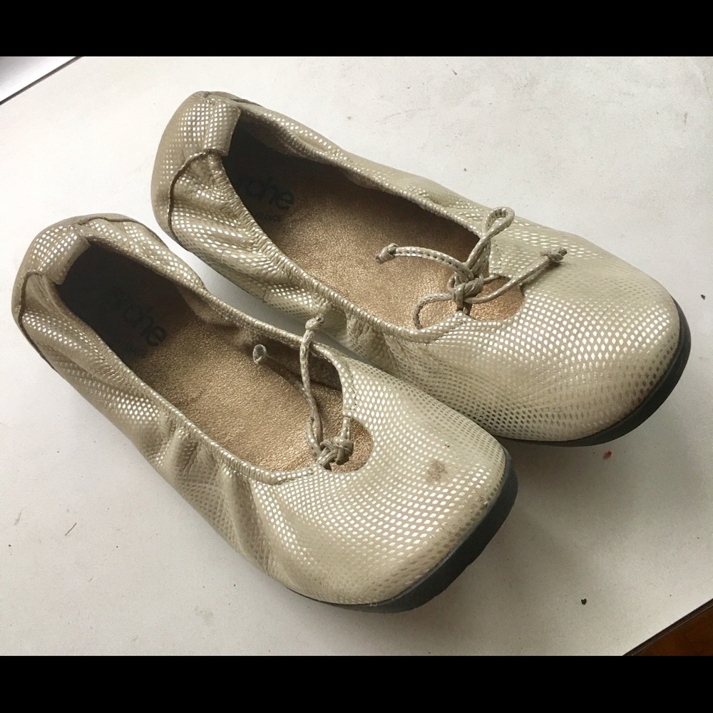 Shoe - Picture 2 of 3
